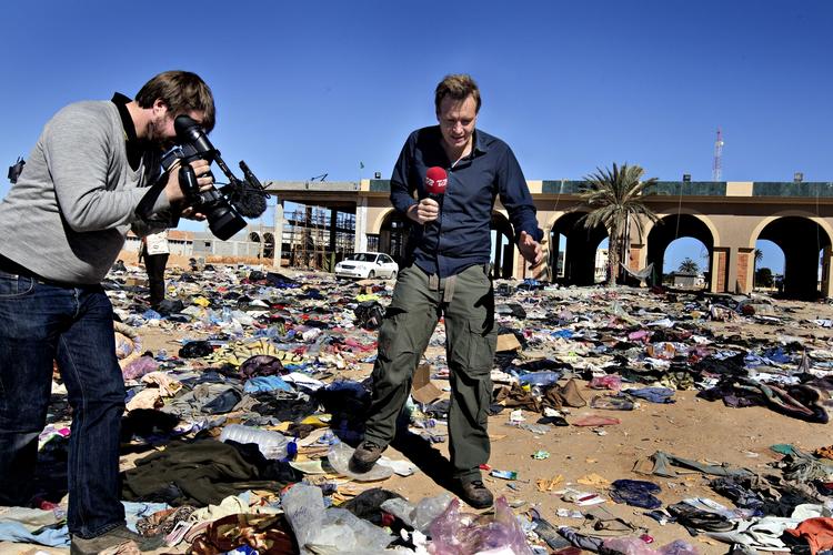 Rasmus Tantholdt og fotograf Anders Bach i felten. Her rapporterer de fra Ras Jdir grænseposten mellem Libyen og Tunesien, 2011. Foto: JACOB EHRBAHN (arkiv)