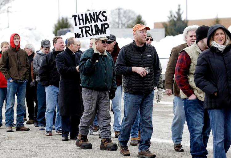 kernetropper. Tilhængere af Donald Trump står i kø til et vælgermøde op til primærvalget i staten Michigan, som republikaneren vandt sikkert i sidste uge. I morgen venter nye, vigtige valg. 
