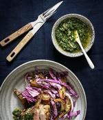 Klassisk kombination. Lam og mynte går godt i spænd. Her indgår mynten i en salsa verde som ledsager til lammekrone. Nadia Mathiasen