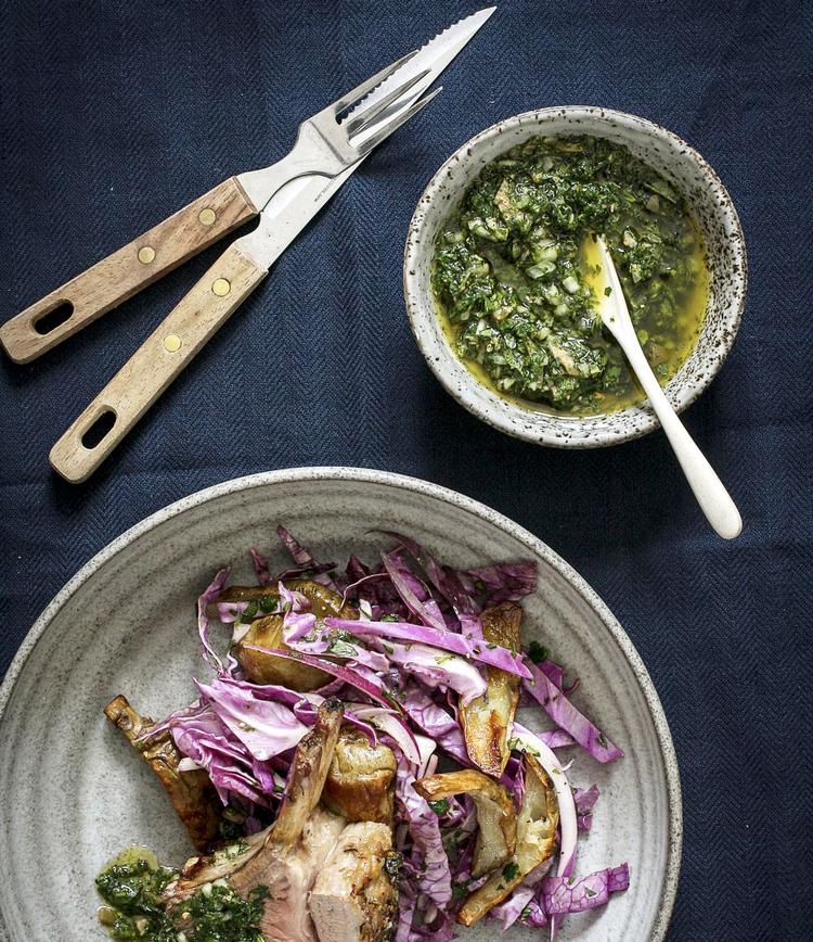 Klassisk kombination. Lam og mynte går godt i spænd. Her indgår mynten i en salsa verde som ledsager til lammekrone. Nadia Mathiasen