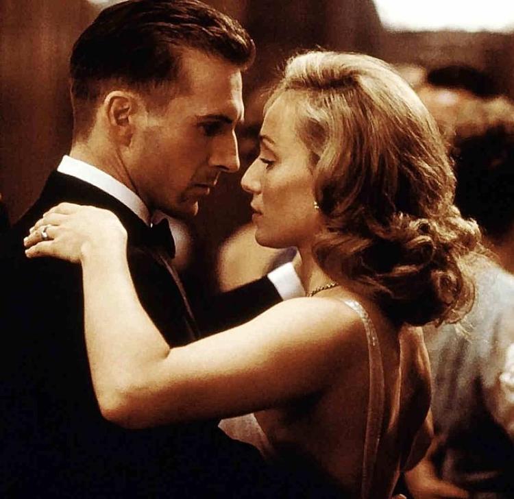 Ralph Fiennes og Kristin Scott Thomas fra den Oscar-belønnede filmatisering af 'Den Engelske Patient' fra 1996.  Pr-foto Miramax/Everett/Rex Features