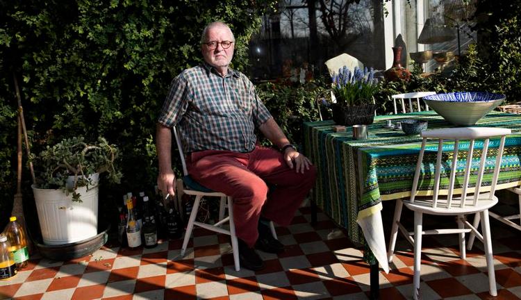 Storhed og fald. Johan Schlüter er gået konkurs og flyttet fra Esplanaden i det indre København til et lånt hus i Birkerød. Jacob Ehrbahn