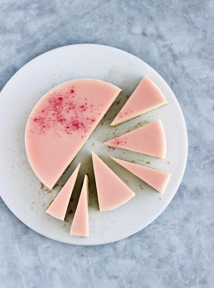 Den grønne citrusfrugt lime står ofte i skyggen sin gule storebror, citronen. Det er synd, for lime klæder mange søde sager og kager genialt godt. 