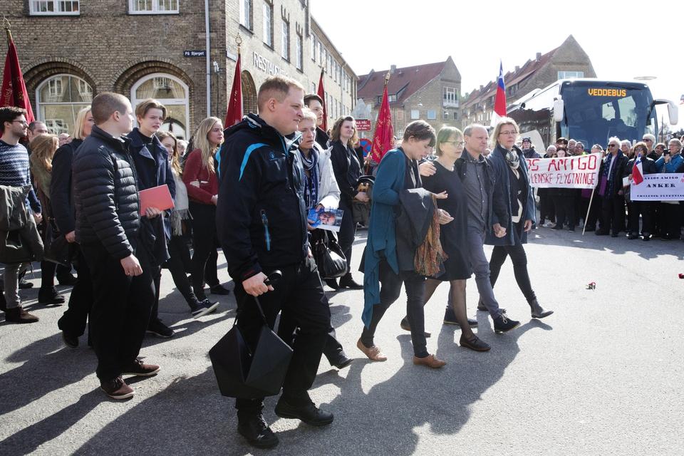 Folk på vej til Anker Jørgensens bisættelse. 