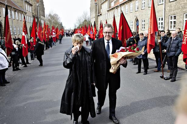 Den tidligere socialdemokratiske statsminister Poul Nyrup Rasmussen på vej til Anker Jørgensens bisættelse. 