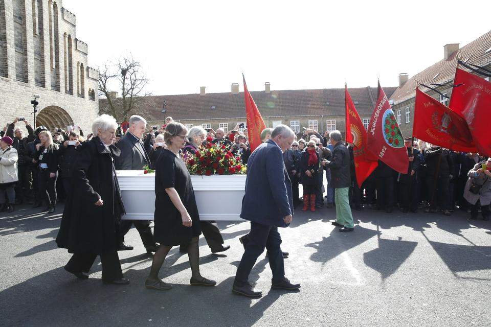 Anker Jørgensens kiste bæres væk fra Grundtvigs Kirke. 