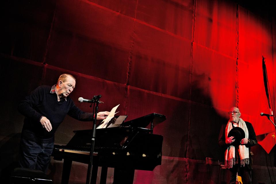 Benny Andersen og Povl Dissing på scenen i Vega. 