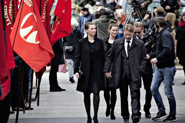 Socialdemokraternes formand, Mette Frederiksen, ankommer til bisættelsen. 