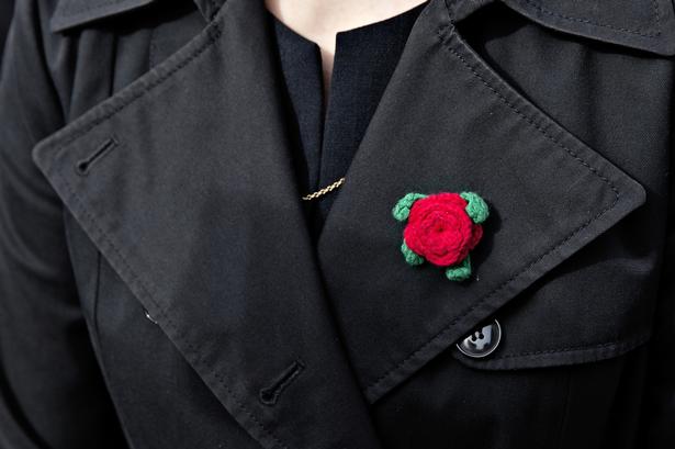 Den røde rose var mange steder ved bisættelsen og mindehøjtidelighederne. 
