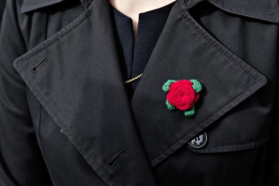 Den røde rose var mange steder ved bisættelsen og mindehøjtidelighederne. 