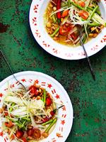 bok, bok, bok. Det er den klassiske lyd i Thailand, når de står ved store salatmortere af træ og støder ingredienser til som tam sammen: grøn papajasalat med tomat, peanuts og tørrede rejer. Den er, og skal være, stærk. Columbus Leth