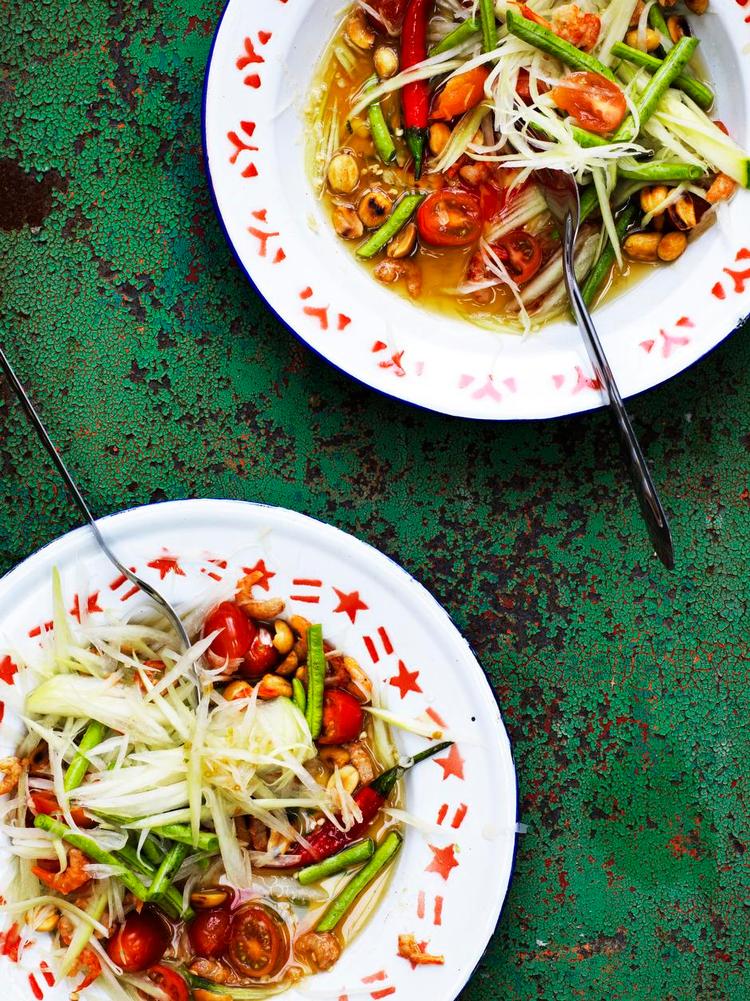 bok, bok, bok. Det er den klassiske lyd i Thailand, når de står ved store salatmortere af træ og støder ingredienser til som tam sammen: grøn papajasalat med tomat, peanuts og tørrede rejer. Den er, og skal være, stærk. Columbus Leth