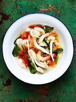 Aroma-terapi. Galangalroden (der ligner ingefær, men smager mere citrussyrligt) er hovedingrediensen i tom yam. Det er en frisk suppe med fuld tryk på det aromatiske, og den kan laves hurtigt. Der er ikke meget langtidssimring i thaikøkkenet. Columbus Leth