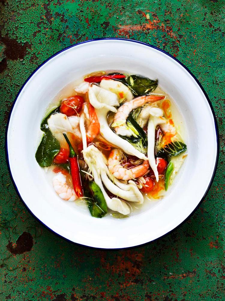 Aroma-terapi. Galangalroden (der ligner ingefær, men smager mere citrussyrligt) er hovedingrediensen i tom yam. Det er en frisk suppe med fuld tryk på det aromatiske, og den kan laves hurtigt. Der er ikke meget langtidssimring i thaikøkkenet. Columbus Leth