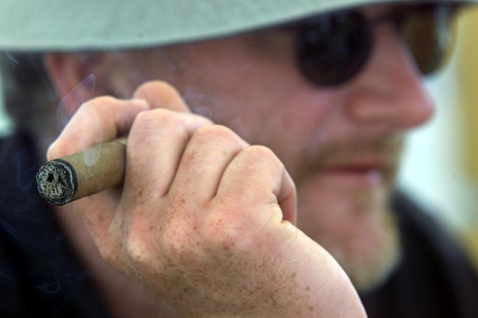 2001. Cigaren i fokus, som han næsten altid er portrætteret. 