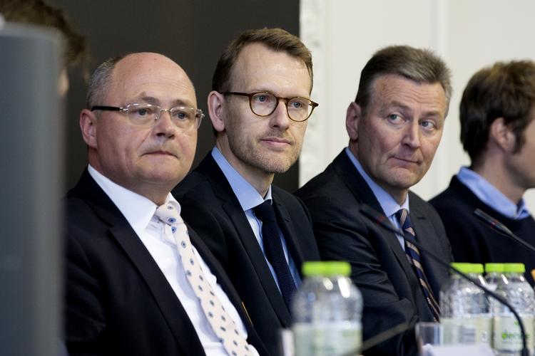 Danske Banks chefjurist, Flemming Pristed (i midten med briller), forlader sin stilling.



09:00 Høring om skattely

Folketingets Skatteudvalg holder i dag høring om skattely. Høringen er hasteindkaldt efter ønske fra oppositionen efter afsløringerne fra Panama Papers-lækagen. Både Nordea og Jyske Bank er nævnt i papirerne og er blevet bedt om at deltage ved høringen. Derudover ventes det at høringen bredes ud og både eksperter og resten af den danske bank-verden vil være repræsenteret ved høringen. Finn Frandsen (arkiv)/POLFOTO
