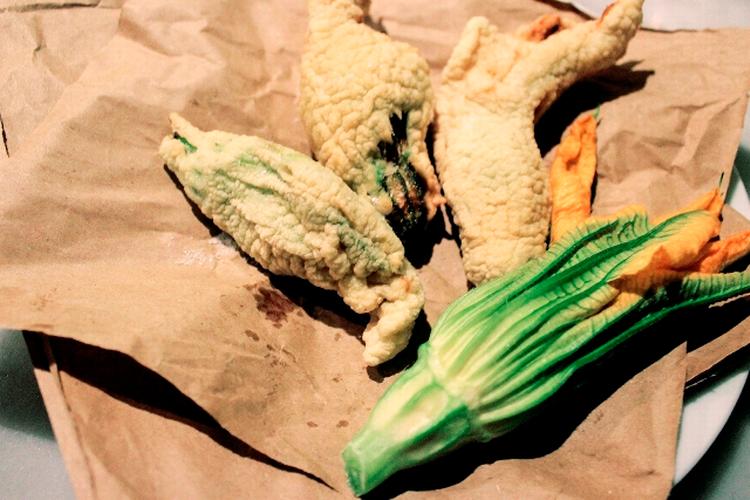 SIMPEL. Zucchini-blomsterne bliver indhyllet i sprødhed. Foto fra bogen  'Rom - evig mad fra den evige stad' 