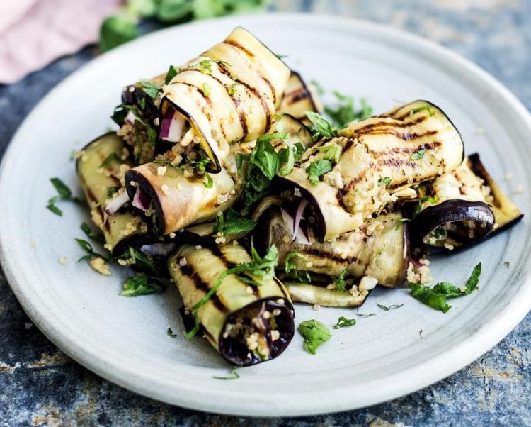 Aubergineruller med fyld af quinoa er godt tilbehør til f.eks. grillet lamme- eller oksekød. Ditte Ingemann