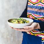 Pilau med Kylling og ristede mandler er nem hverdagsmad. Det hele laves nemlig i en enkelt pande.  