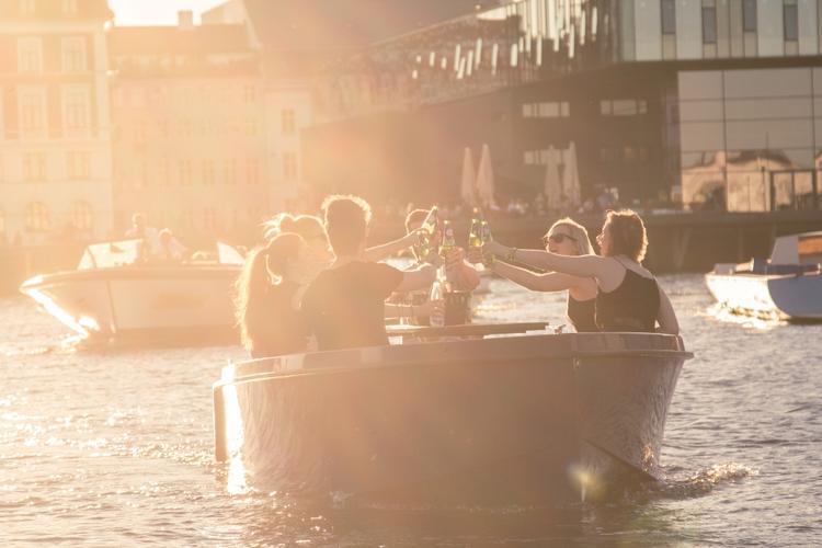 Hygge. Sommer, gode venner, kolde drinks, bølger og musik. Ikke det værste koncept, vi har hørt om. Pressefoto: GoBoat