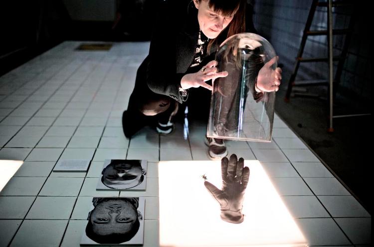 Kontroversiel. Udstillingen 'Martyrmuseum' er ved at blive sat op i Kødbyen i København. På billedet ses en handske magen til dem, terroristerne skjulte deres detonatorer i, før de spræng te sig selv og uskyldige i luften i Bruxelles i marts. Foto: Joachim Adrian 