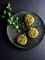 De grønne ærter er utrolig smukke og utrolig sunde. Spis ærtebøfferne med en salat, brug dem i madpakken eller i miniburgere. Foto: Jesper Glyrskov