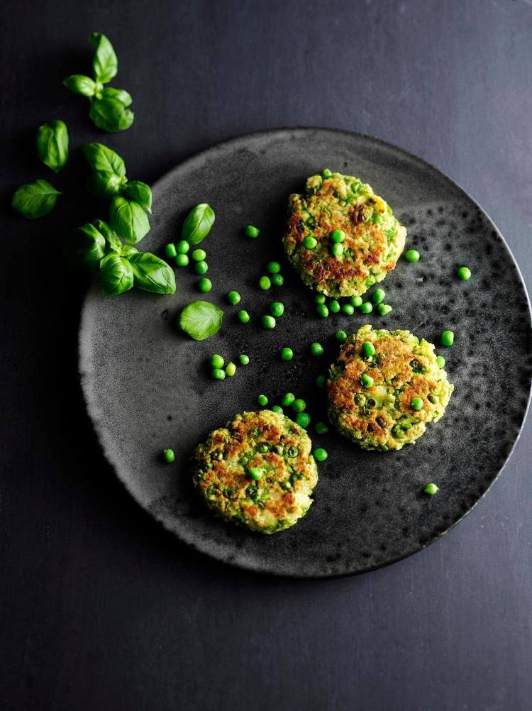 De grønne ærter er utrolig smukke og utrolig sunde. Spis ærtebøfferne med en salat, brug dem i madpakken eller i miniburgere. Foto: Jesper Glyrskov
