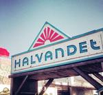 Halv-hvad-for-noget. Hal-vandet. Halv-andet. Hallandet? PR