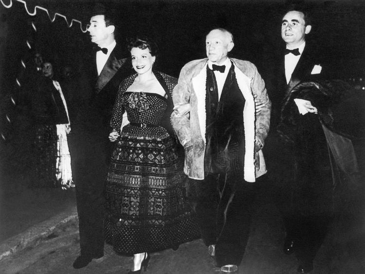 Feministisk kunstner beskylder Picasso  for at være kvindehader. Her er den verdensberømte kunster fotograferet ved Cannes Film Festival i 1953 sammen med Vera Clouzot, Yves Montand og Georges-Henri Clouzot /AP