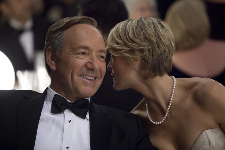 LIGELØN. Selv om der i tv-serien er et stærkt bånd mellem Frank og Clare Underwood, fik den amerikanske skuespillerinde mindre i løn end sin madnlige medspiller. Melinda Sue Gordon/AP