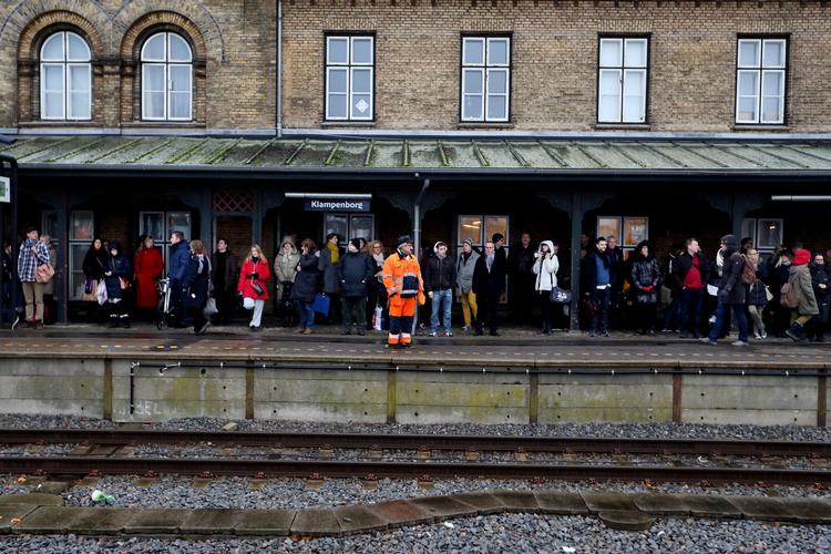 utidig. DSB's mål er, at 81,8 procent af togene skal køre til tiden. Det formåede de fleste ikke i april. 