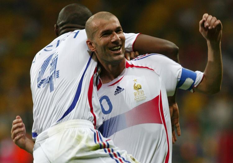 legende. Sympatiske og rolige Zinedine Zidane har leveret nogle af fodboldhistoriens smukkeste øjeblikke, men franskmandens temperament har også ført til uheldige nedsmeltninger under kampe. JASPER JUINEN (arkiv)/AP