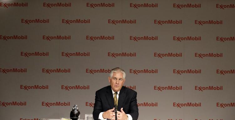 Stort. ExxonMobil med Rex Tillerson i spidsen tjener næsten 10 milliarder kroner om måneden. Det er det dårligste resultat siden 2002. 
