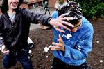 Flere skoler er begyndt at gøre op med traditioner til sidste skoledag som at kaste med frosne karameller,  udpege elever til 'dødslisten' og awardshows. Per Folkver (arkiv)/POLFOTO