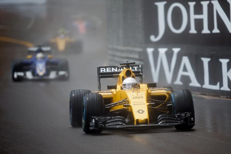 Regnvejr. Vejret gav Kevin Magnussen og de andre kørere nogle udfordringer i Monaco. 