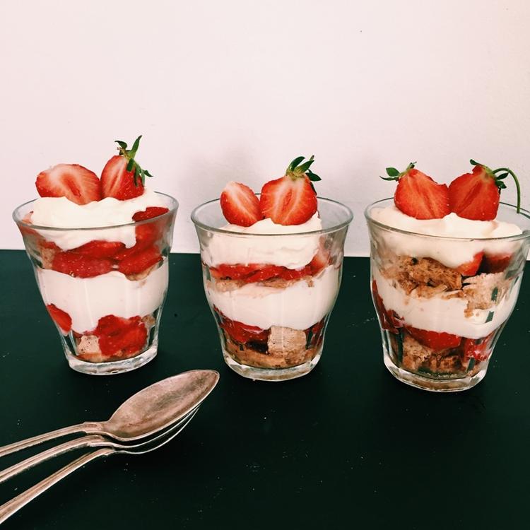 Tryl sæsonens jordbær om til en nem dessert. Mette Mølbak 