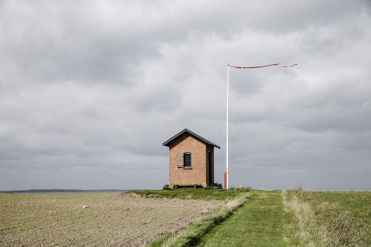 Lodshus. Nordboerne - indbyggerne på Nyord - har levet af lodsvirksomhed ved siden af landbrug og skibsfart. Det lille hus med udsigt over vandet er i dag indrettet som museum - efter sigende Danmarks mindste. Foto: Miriam Dalsgaard Foto: DALSGAARD MIRIAM/POLFOTO