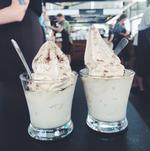 KØLIGT. Kaffe-isen serveres enten i glas eller i bæger til at tage med. 