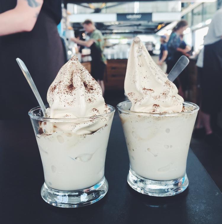 KØLIGT. Kaffe-isen serveres enten i glas eller i bæger til at tage med. 