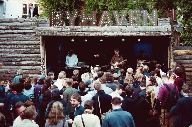 Pumpehusets byhave er kendt for sine mange udendørskoncerter og er nu klar til endnu en sommersæson. Foto: Pumpehuset