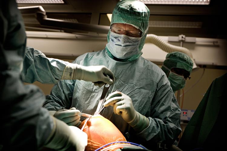 LIGESTILLING Antallet af erhvervsaktivekvinde  læger er nu lige lidt større end antallet af mandlinge læger (arkivfoto). MARTIN LEHMANN /POLFOTO