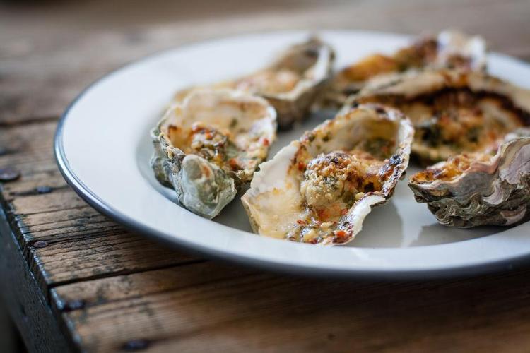 ØSTERS. Gratinerede østers er nem og lækker grillmad. De kan også laves i ovnen. Skru da helt op for ovnens varme, og slå grillfunktionen til. Nadia Mathiasen 