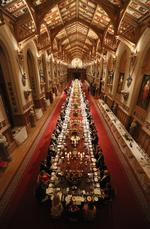 Det tager tid at nå rundt om dronningens spisebord. Foto: Oli Scarff/AP