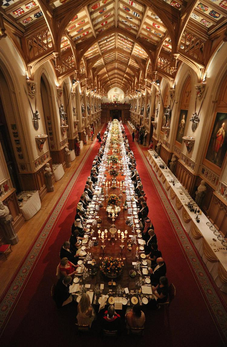 Det tager tid at nå rundt om dronningens spisebord. Foto: Oli Scarff/AP