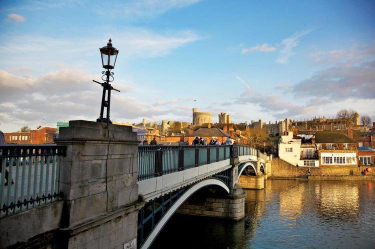 TVILLINGEBY. Kongelige Windsor og kostskolebyen Eton kigger til hinanden på hver sin side af Themsen. Foto: Aurelien Guichard/Wikimedia Commons [CC BY-SA 2.0]