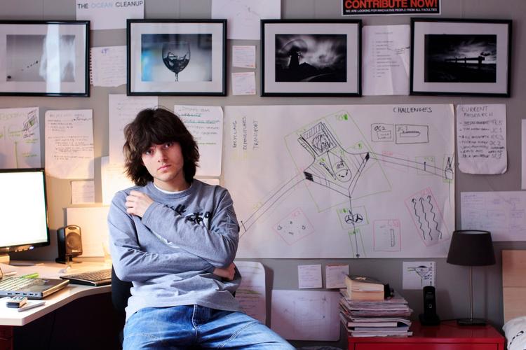 Den kun 21-årige hollænder Boyan Slat er manden bag et ambitiøst oprydningsprojekt af plastik i Stillehavet.  The Ocean Cleanup via AP/AP