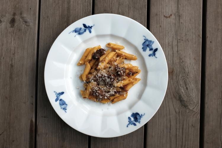 Perfekt bolognese. Massimo Botturas version er fyldt med kraftfulde kødstykker og mørk sauce. Foto: Lars Dahlager