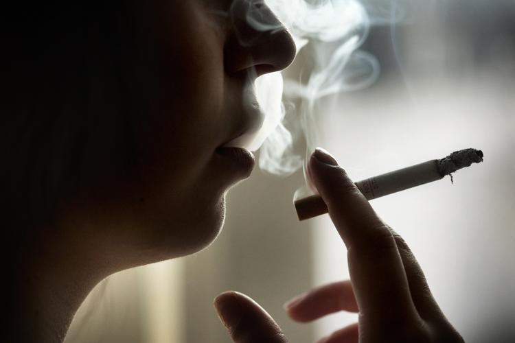 Rygning. Politiken er kommet i besiddelse af et endnu ikke offentliggjort fagligt oplæg fra Sundhedsstyrelsen, der blandt andet anbefaler en national målsætning for udfasning af tobak i Danmark, øgede tobaksafgifter, neutrale cigaretpakker, håndhævelse af rygeloven, så unge ikke kan købe cigaretter, styrket hjælp til rygestop og røgfri skoletid. Tobias Selsnæs Markussen/POLFOTO