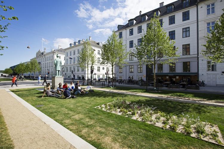 Byrum. Sankt Annæ Plads skaber en grøn, rekreativ forbindelse til Kvæsthusmolen, det underjordiske p-anlæg og Skuespilhuset. 