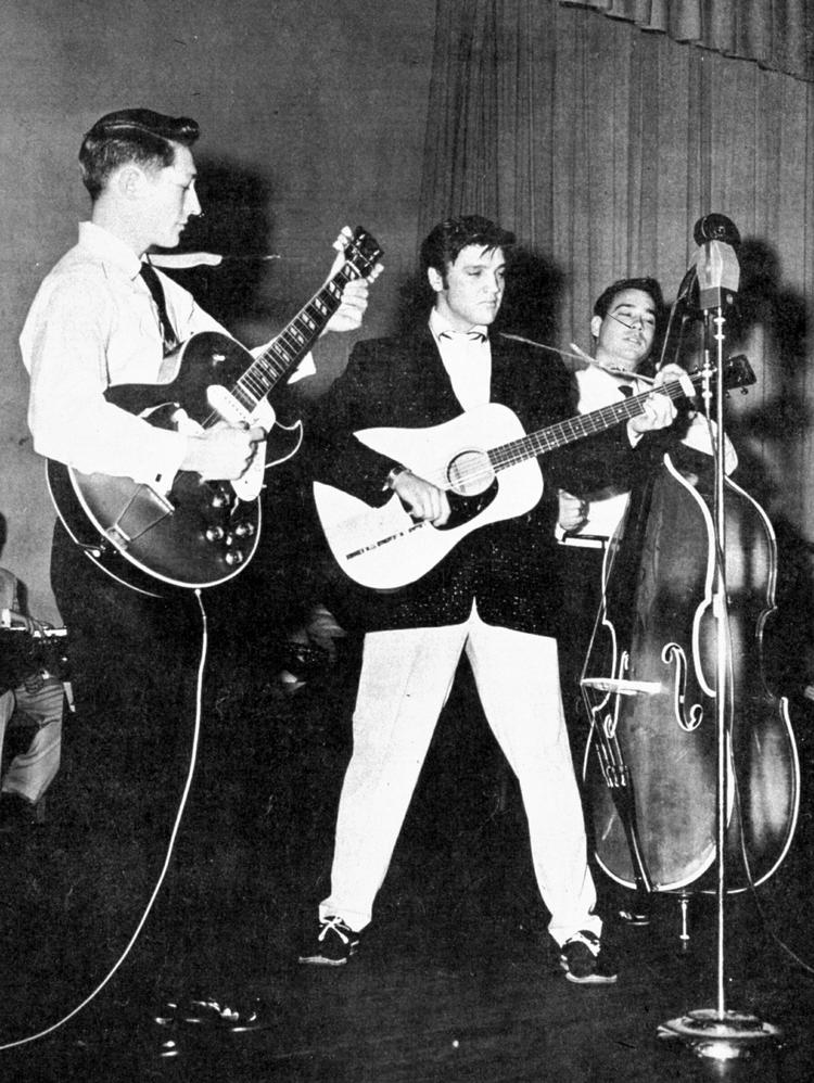 Elvis på turné i USA i 1957 med sin ganske fine trio. I Danmark fik sangeren og sangene en voldsom hård medfart i anmeldelser og kommentarer. Foto: AP/AP